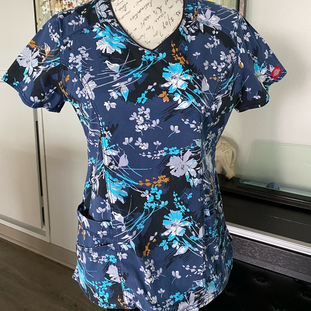 Dickies small scrub floral. Great condition. Used once or twice.